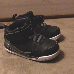 Jordan 3s 7c color black barley used don’t need Velcro clean